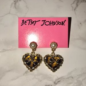 BETSEY JOHNSON LEOPARD HEART POST BACK EARRINGS